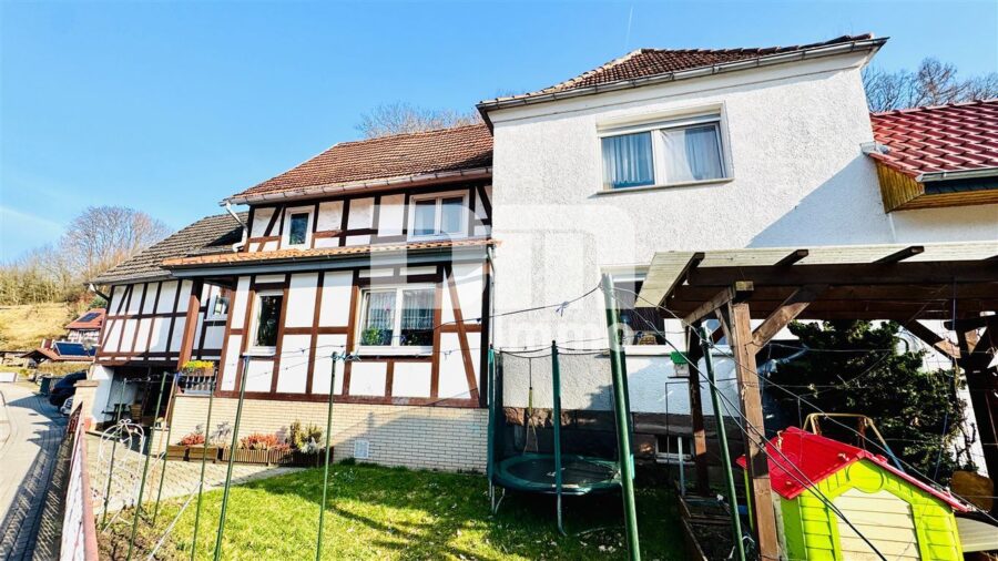 Charmantes Raumwunder in Birkenfelde: Historisches Fachwerk trifft auf solide Moderne - Frontansicht / Gartenbereich